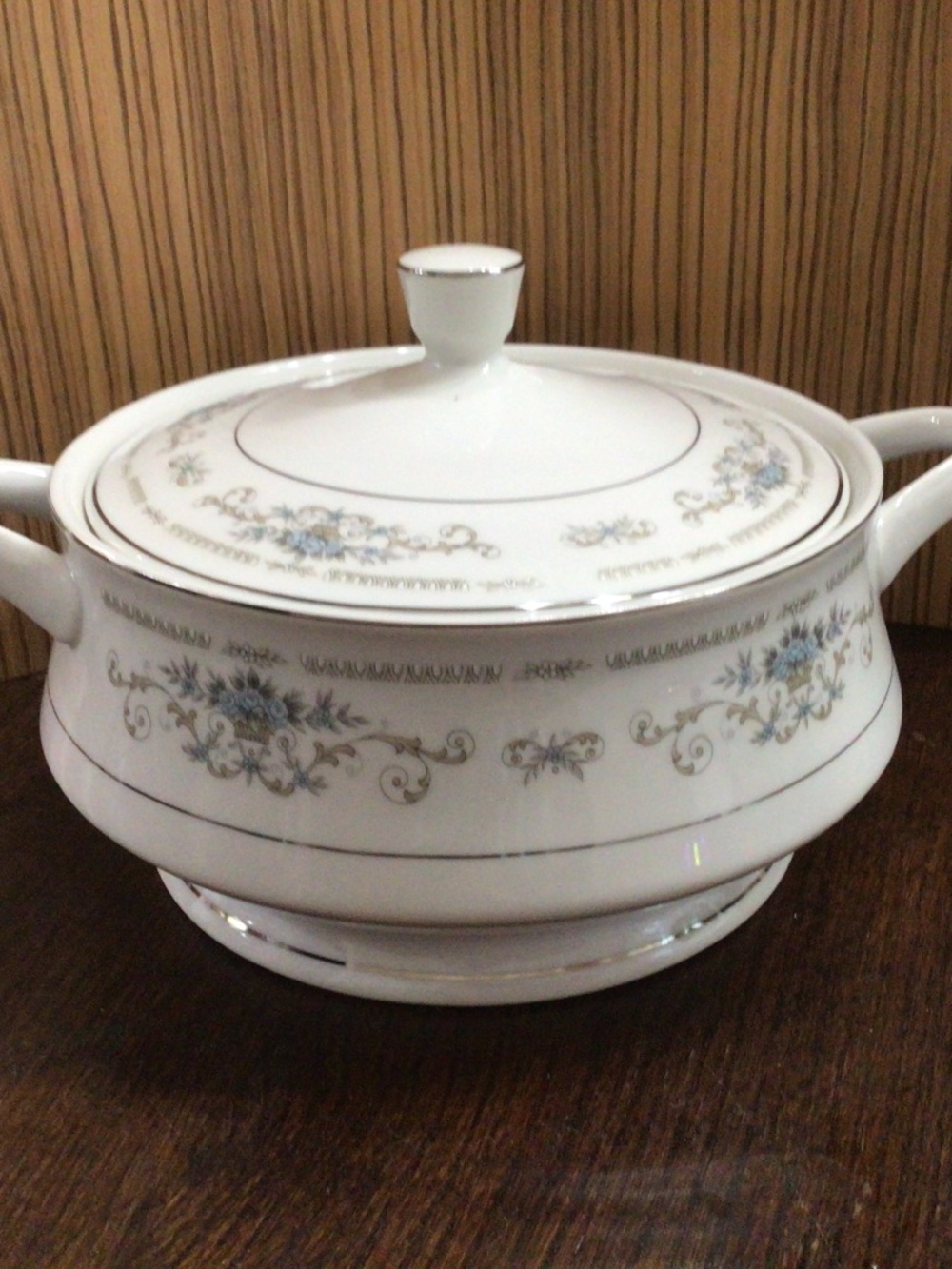Diane Pattern by Wade. Round covered vegetable bowl from 1960’s great shape